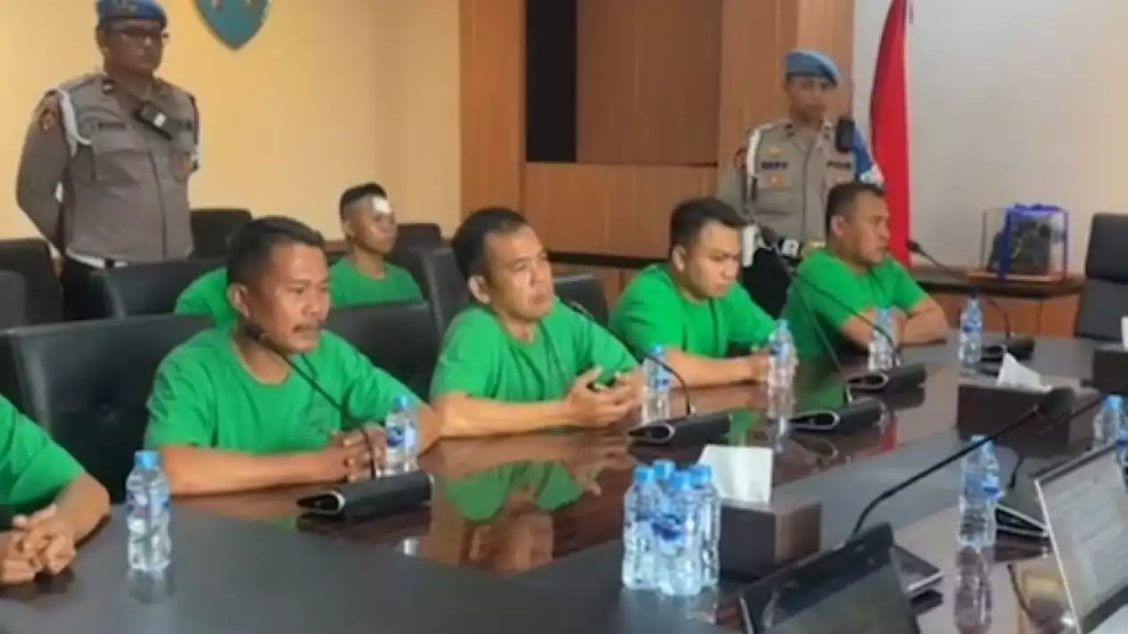 68b155b471ce8 penampakan 7 brimob di mobil rantis yang lindas ojol 1265 711