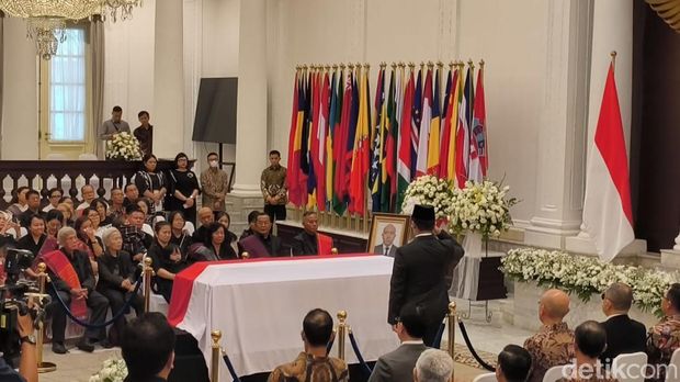 Polisi Peru Tangkap Geng Kriminal Terkait Pembunuhan Staf KBRI Zetro Leonardo Purba 1 menlu sugiono memberikan penghormatan terakhir kepada almarhum staf kbri di peru zetro leonardo purba kurniawandetikcom 1757566948444 169