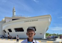 Di Tengah Terik Matahari, Ada Bayu: Tukang Foto Amatir yang Mengajarkan Arti Hidup dan Ketekunan