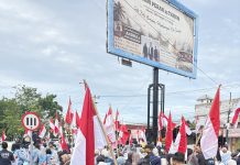 Gelar Aksi di DPRD Sumbar, Ribuan Relawan SPPG Minta Program MBG Dilanjutkan, Muhidi Beri Dukungan