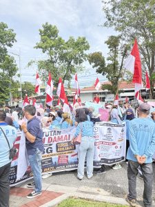 Mass aksi saat memberikan orasi. Tetap lanjutkan program MBG