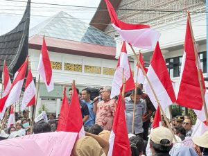 Ketua DPRD Sumbar, Muhidi saat menemui aksi massa.