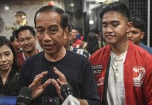 Kenakan Kemeja Berlogo PSI, Jokowi Mulai Safari Politik dari Lampung